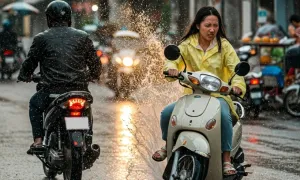 'Chí Phèo' phóng xe qua vũng nước bẩn
