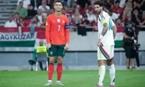 Ronaldo xin khất áo với ngôi sao Liverpool