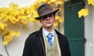 Học sinh gây sốt nhờ ăn mặc như thám tử